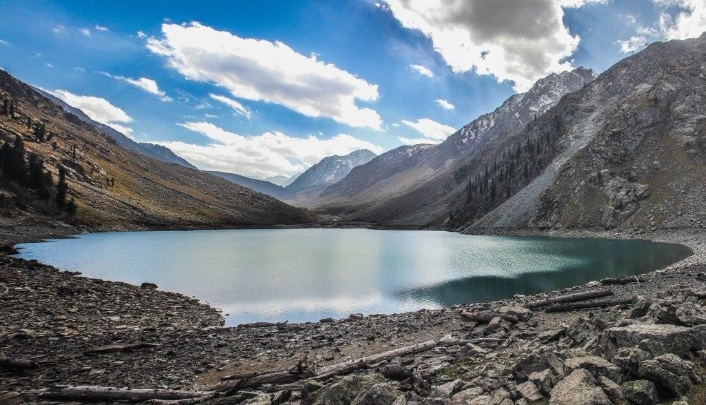 Frozen Beauty: Kandol Lake Draws Tourists Despite -4°C Chill